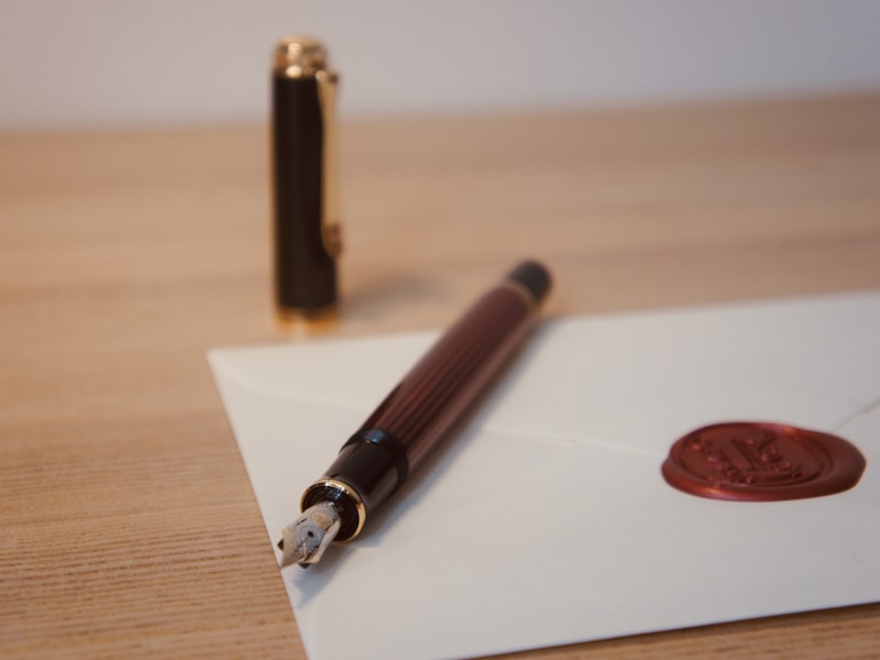 Reservoarpenna och förseglat brev med lacksigill